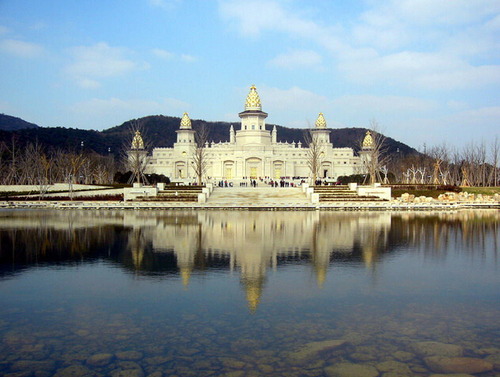 梵宫全景，宫前广场可容纳万人举行活动。