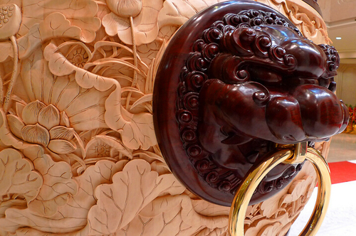 白木雕花瓶的细节和镀金吞口兽环，可见工艺之精美。