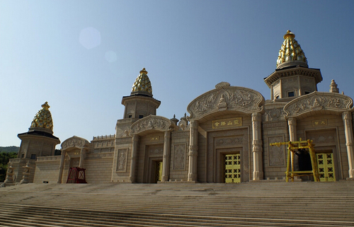 建筑正面采用汉白玉，五座华塔顶部采用黄金打造。