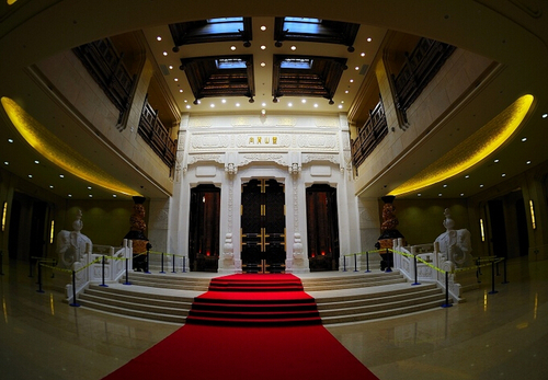 进入大门后，内部是门厅入口,中门只有迎接贵宾时才会打开。