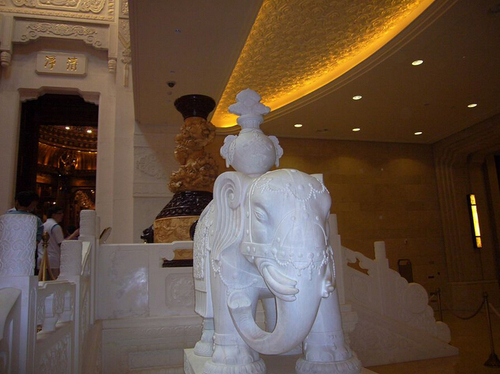 进入门厅，首先印入眼帘的是一对佛教中的白象，白象为佛教圣物，展现在我们面前的这对白象产于缅甸。