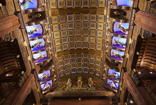 廊厅顶部藻井两侧为12组32座仕女飞天雕像，这些采用千年技法“生漆脱胎”工艺打造的飞天造型，容貌秀丽，体态丰盈、飞袖飘逸，或弹琵琶、或吹箫，或捧香花，栩栩如生似携彩云飞之欲出，让人如临仙境