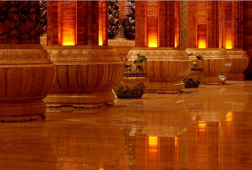 廊厅两侧是16根高大雄伟的廊柱