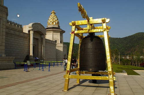 入口通道旁那块乌黑的石头，其实是整块的翡翠。