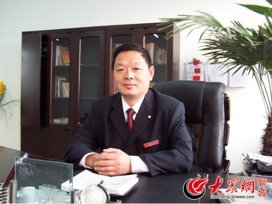 聊城市嘉明开发区第一实验小学校长李志猛任校长一职20余年，在做行政和管理工作之前是数学教师出身。他称，之所以取消小学一二年级的数学课，与低龄孩子的逻辑思维能力有关系。（大众网记者 王新 摄）