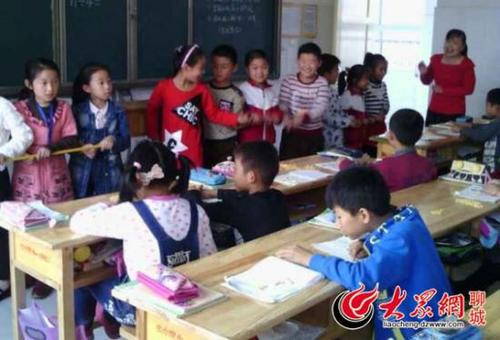 聊城市嘉明开发区第一实验小学一二年级学生虽然没有数学课，但每周有一节“特殊数学课程”：老师会设置相应教学情境，真正让学生参与到课堂活动中。（大众网记者 王新 摄）