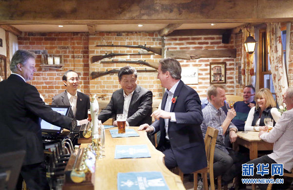 卡梅伦与习近平酒吧小酌聊天3