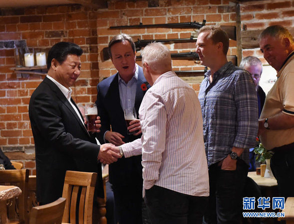 卡梅伦与习近平酒吧小酌聊天4