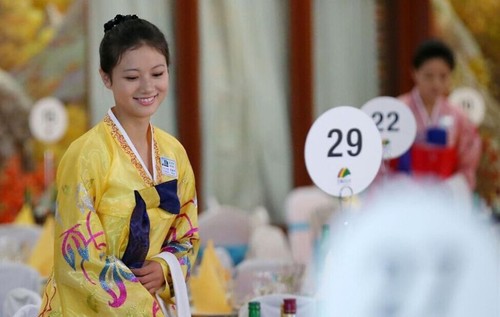被韩国媒体称为“最美朝鲜服务员”的梁允美。