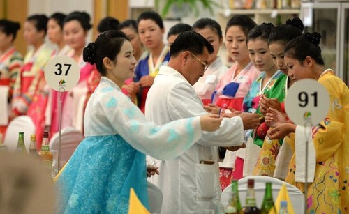 　医生正在为服务员进行卫生消毒