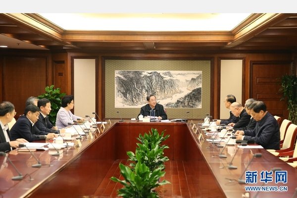 10月30日，中共全国政协党组召开会议，专题学习贯彻党的十八届五中全会精神和《中国共产党廉洁自律准则》《中国共产党纪律处分条例》。中共中央政治局常委、全国政协主席、党组书记俞正声主持会议并讲话。 新华社记者 姚大伟 摄