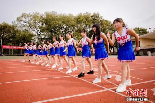 大学啦啦队宣传照走红 学员秀大长腿