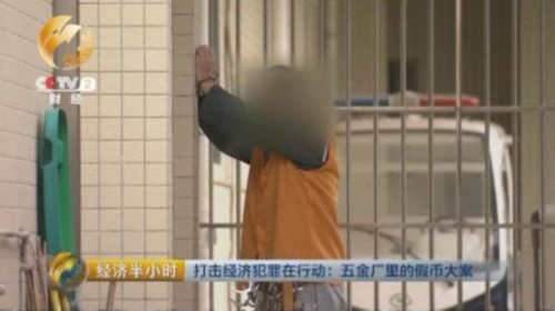 当时着急用钱的邓某，决定赌一把，开始替朱某张罗找印制假币的技术人员，并且和朱某商谈价格。看到朱某着急开工，邓某最终以每吨印钞纸30万元的承包价格和朱某成交。