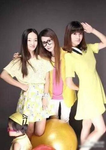 　50岁女子似少女，图为秦女士与两个女儿