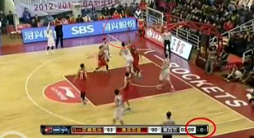 24秒已到,八一的球未碰框。图片来源:视频截图。 24秒已到,八一的球未碰框。图片来源:视频截图。
