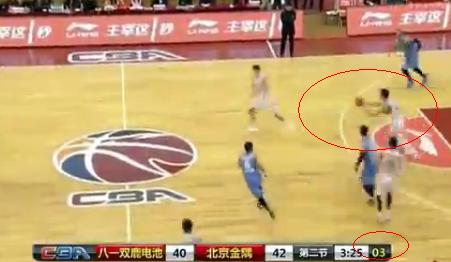 由于计时器问题,时间只剩3秒,青岛的球还在后场。图片来源:视频截图。 由于计时器问题,时间只剩3秒,青岛的球还在后场。图片来源:视频截图。