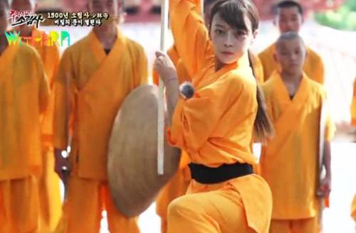 女星习武。