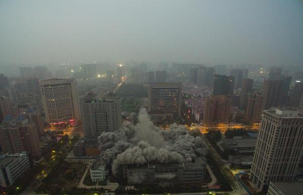 西安118米高楼成功爆破 10秒后顺利坍塌2