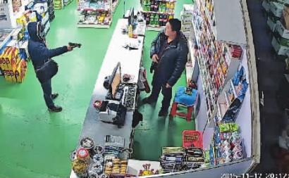“口罩男”拿“枪”，让超市老板李先生拿5000元