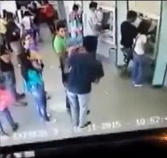 特工遭持枪抢劫 假意屈服趁机一枪击毙歹徒网友叹作死