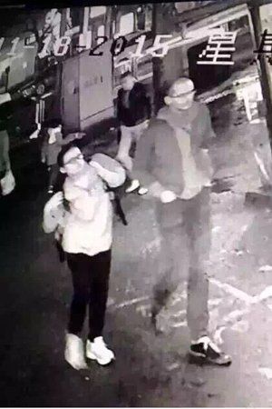 　小区监控记录下的两名嫌疑人。