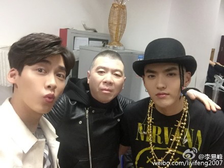 李易峰、冯小刚、吴亦凡合影