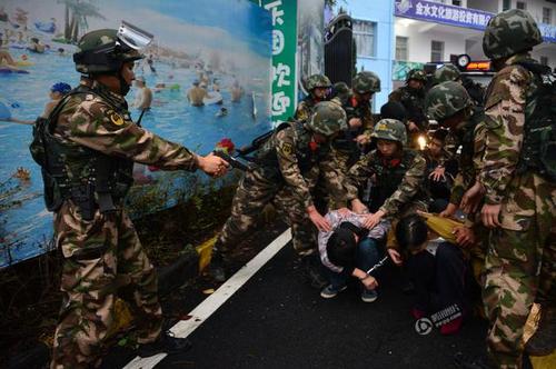 图为11月22日，武警特战队员抓住犯罪嫌疑人。