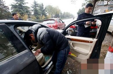 小区50辆车被砸 为何要把车停在路边？车主：一个车位10万元