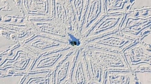 散步十小时艺术家雪地画巨龙