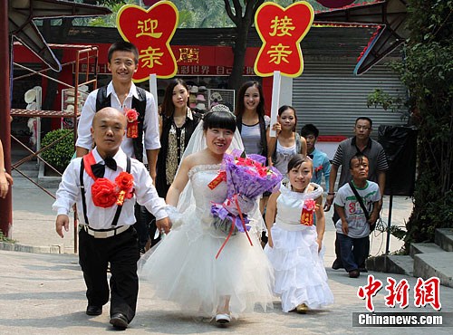 东莞“最矮夫妻”成婚