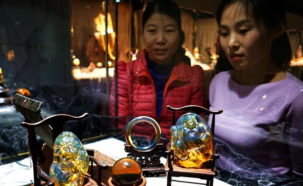 （1）11月22日，游人参观用波罗的海琥珀制作的中国特色工艺品。