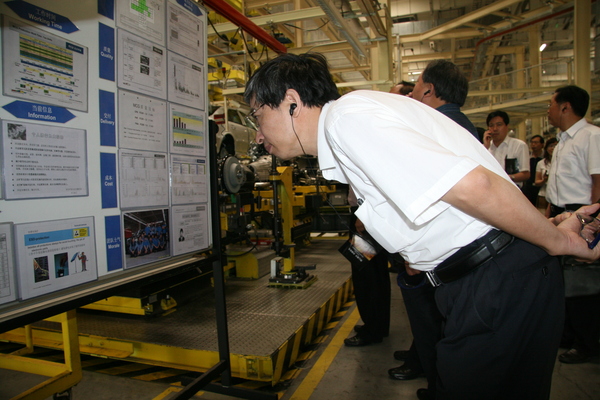 2009年，蔡国雄委员考察北京亦庄开发区建设情况。