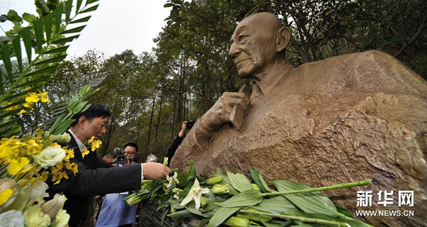 11月30日，吴清源铜像在凤凰古城揭幕。1
