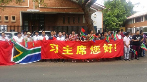 当地时间12月2日下午13时48分， 中国国家主席习近平乘专机抵达南非共和国行政首都次瓦尼（原名比勒托利亚）瓦特克卢夫空军基地,开始对南非进行国事访问。习近平主席和夫人彭丽媛受到南非外长马沙巴内等政府高级官员热情迎接。南非儿童向习近平主席夫妇献上鲜花。礼兵在红地毯两侧行注目礼。