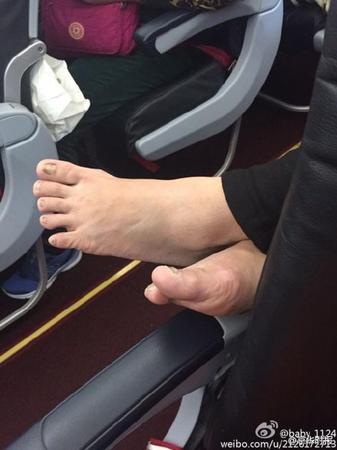 大妈坐飞机脱鞋赤脚搭前排扶手 亚航称系私人行为(图)