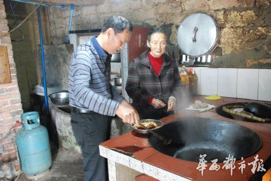 非遗继承人曹绍明向母亲学做东坡肘子