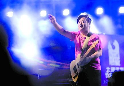 何勇犯病捅人被拘 好友叹：说不定是救了他