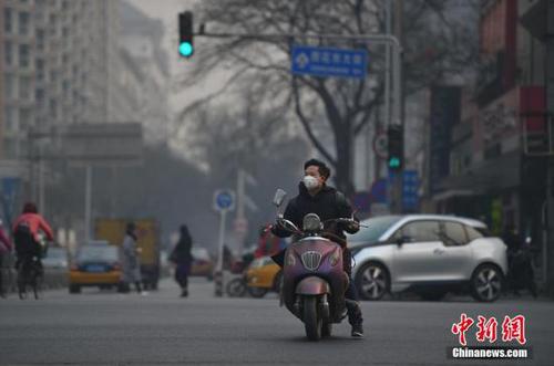 12月7日北京遭新一轮雾霾侵袭 气象台再次发布橙色预警。中新网记者 金硕 摄