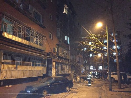12月7日晚7时许，微博网友爆料北京石景山区永乐西小区有居民楼发生爆炸，图为现场，图据网络。