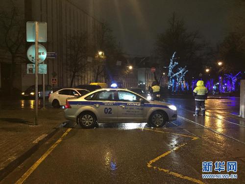 12月7日，在俄罗斯首都莫斯科，警察在发生爆炸的公车站现场调查。 当日，莫斯科市中心一处公车站发生爆炸，造成3人受伤。新华社记者鲁金博摄1