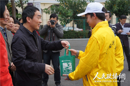 开营仪式上，致公党福建省委副主委、致公党厦门市委主委徐平东（左一）代表主办方向营员们赠书。_副本