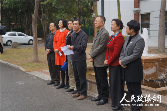 致公党福建省委副主委、致公党厦门市委主委徐平东（右四）宣布开营。_副本