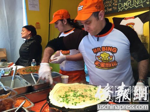 老金做起煎饼手脚麻利
