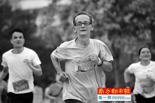 一位长者在去年的公益长跑比赛中。