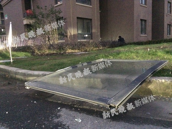 沪一高层民宅爆炸致2人死亡 居民：气浪炸翻电梯门