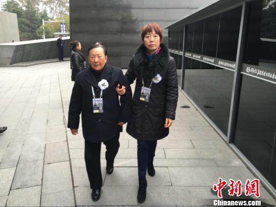 幸存者赴南京大屠杀死难者国家公祭仪式悼念亲人