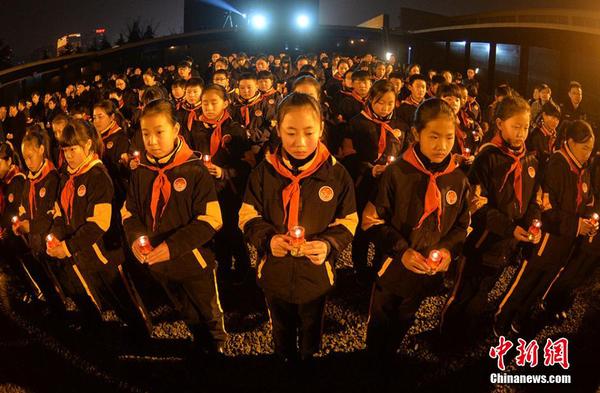 南京举行和平烛光祭为30万遇难者守灵3