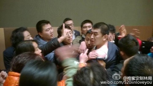 宋鸿兵被迫手写道歉书，并称泛亚资金出现问题，可能跟股票市场有关。此前在一些场合受到宋鸿兵的“指引”，投资者购买了泛亚有色金属交易所推出的理财产品“日金宝”，后因泛亚发生兑付危机使得这些投资人血本无归。图为宋鸿兵遭围攻现场。