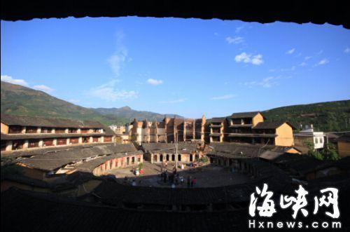 厥宁楼全景，照片上方为烧毁的部分