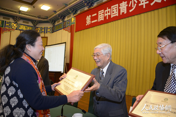 14-中国教育学会名誉会长、青爱工程领导小组组长顾明远为标杆小屋、特色小屋颁发牌匾_副本